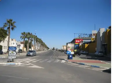 Mupi junto al centro comercial Las Velas, con un paso de peatones delante, en Los Narejos, Los Alcázares